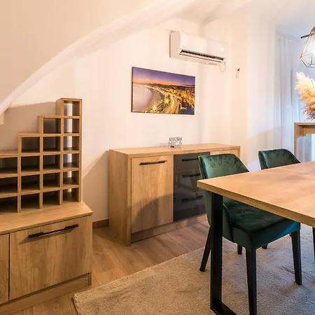 Daisy Apartment